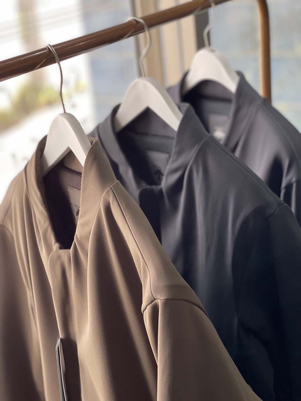 DESCENTE ALLTERRAIN のライトアウター、「COLLARLESS STRETCH BLOUSON 