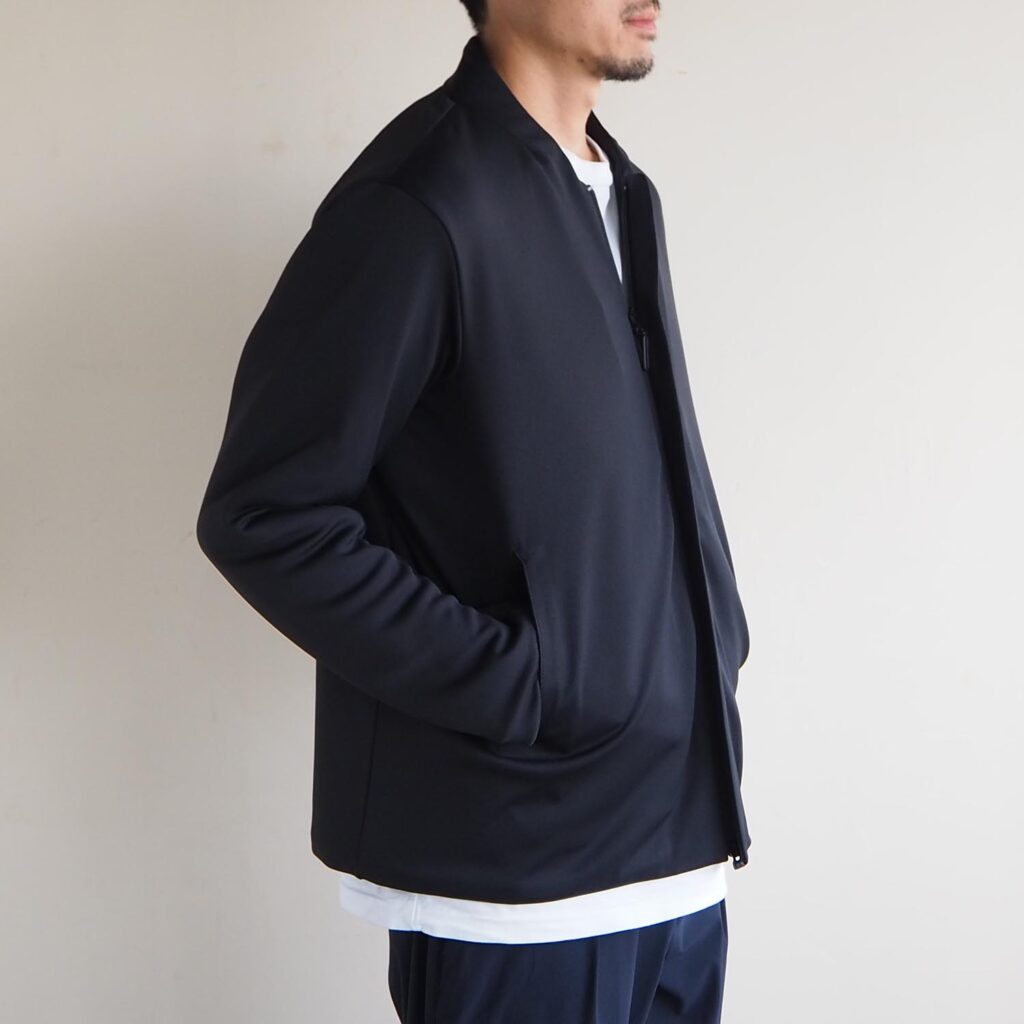 DESCENTE ALLTERRAIN のライトアウター、「COLLARLESS STRETCH BLOUSON 
