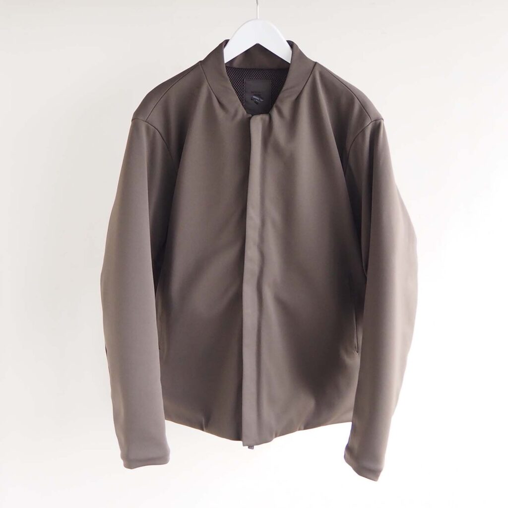 DESCENTE ALLTERRAIN のライトアウター、「COLLARLESS STRETCH BLOUSON 